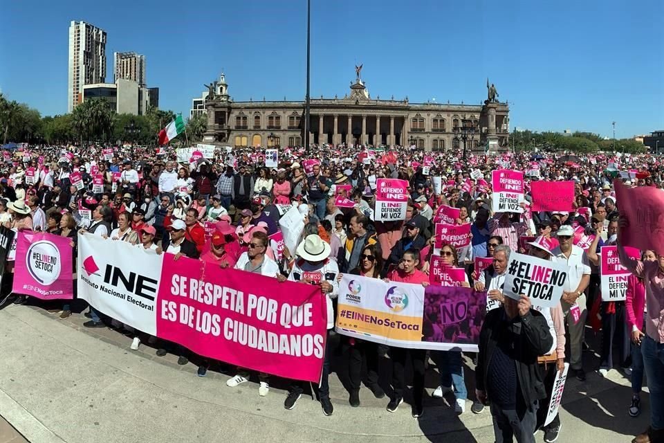 Con mantas, pancartas y banderas, miles apoyaron ayer la defensa del INE en la Explanada de los Héroes.