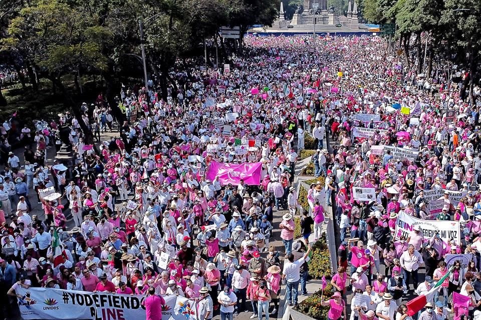 Tres consejeros difirieron de la presidenta del INE, Guadalupe Taddei, sobre llamar a no usar el color rosa, característico del organismo.