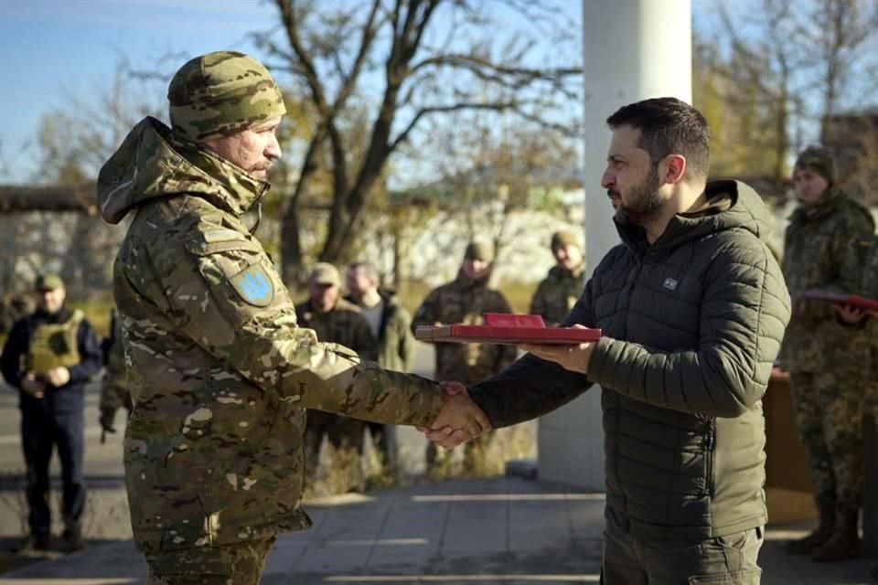 El Presidente de Ucrania, Volodymyr Zelensky, entrega medallas a soldados en Jersón.