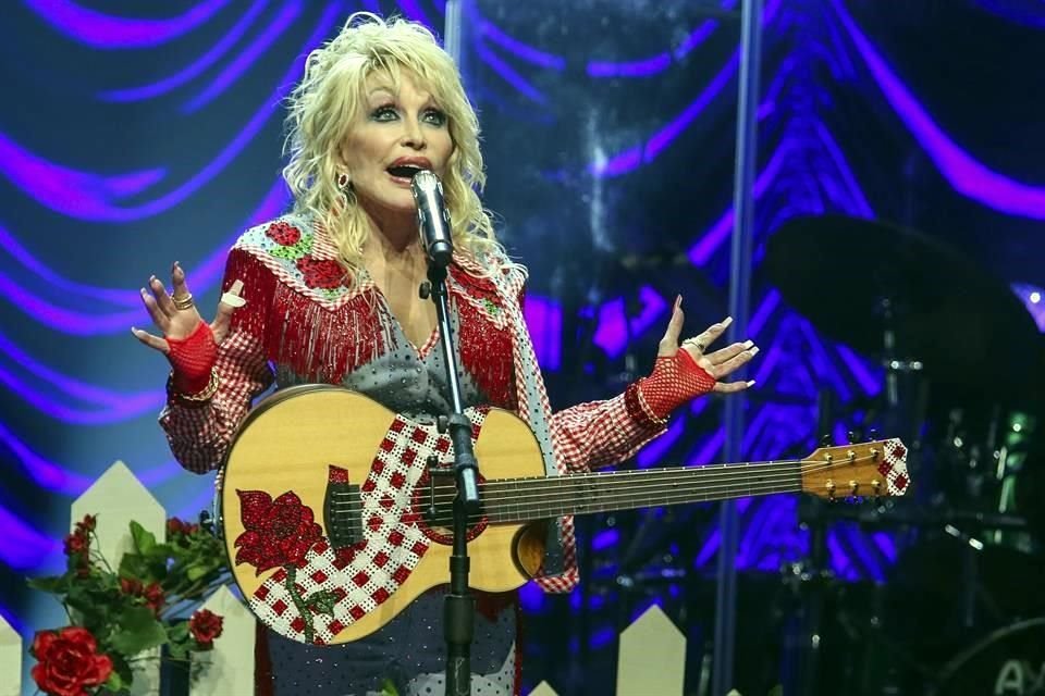 Dolly Parton recibió el Premio Bezos al Valor y la Civilidad de 100 millones de dólares por parte de Jeff Bezos.