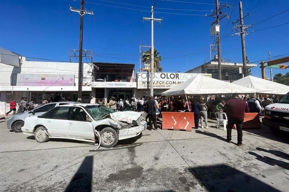 Los reportes señalan que el conductor responsable perdió el control de su vehículo y se fue contra una carpa en donde adultos mayores cobraban su pensión.