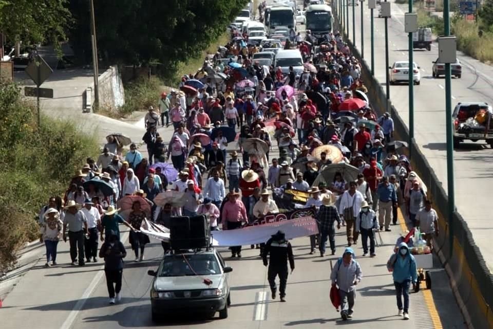 Los maestros, que partieron del Parador del Marqués, se desplazan sobre la Autopista del Sol.