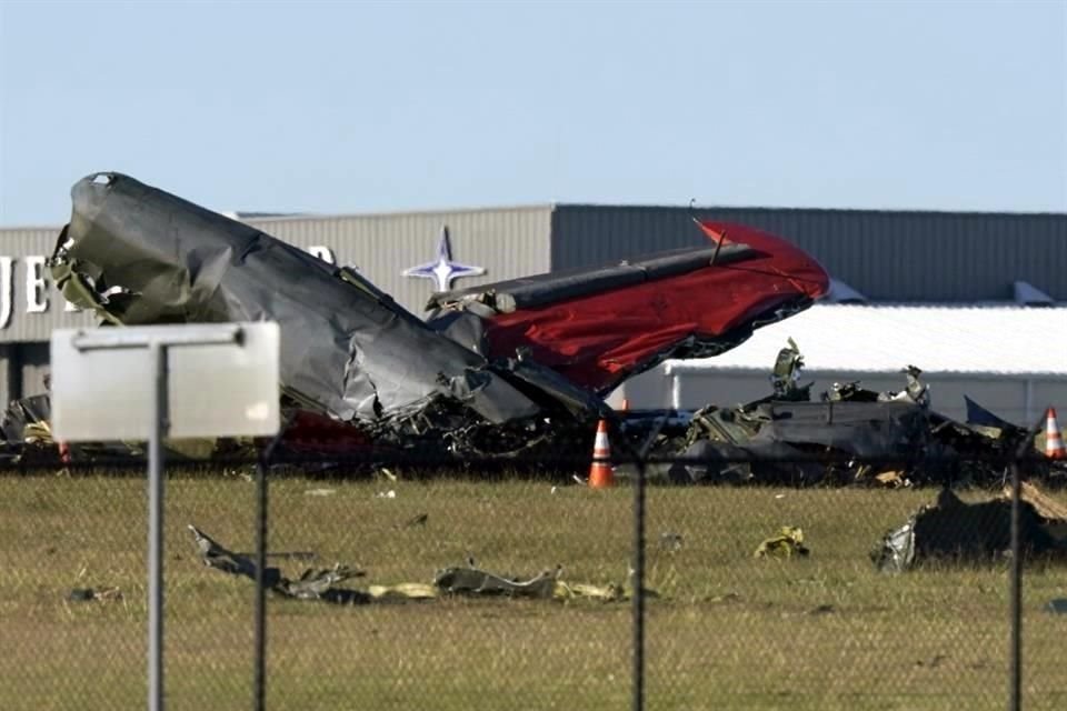El accidente entre dos aeronaves que colisionaron durante un show aéreo en Dallas dejó un saldo de 6 muertos.