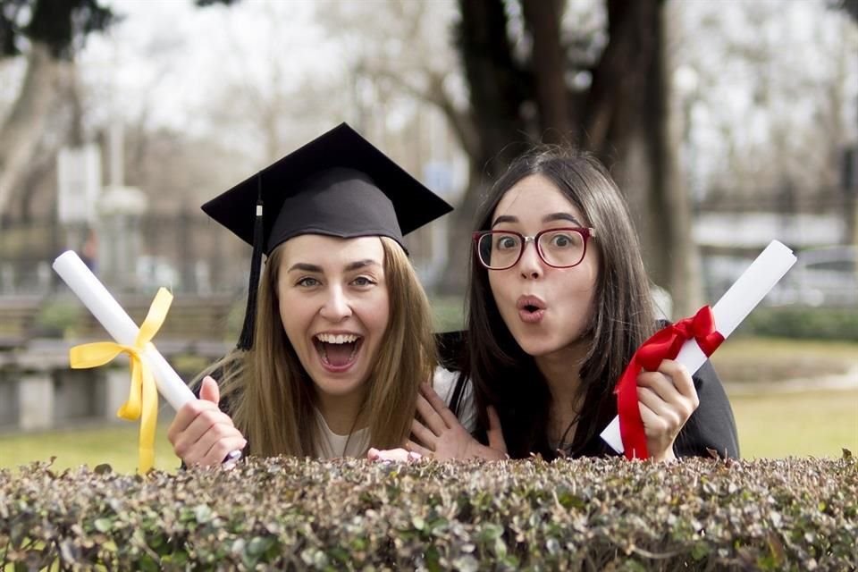 Elaborar una tesis y presentar el examen de grado no son las únicas formas de recibirse; conoce otras alternativas para titularse.