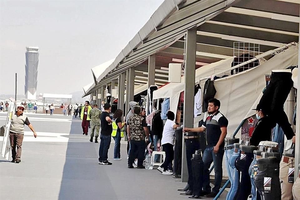 Un tianguis de ropa fue instalado el fin de semana en el Aeropuerto Internacional 'Felipe Ángeles', lo que generó críticas en redes sociales.