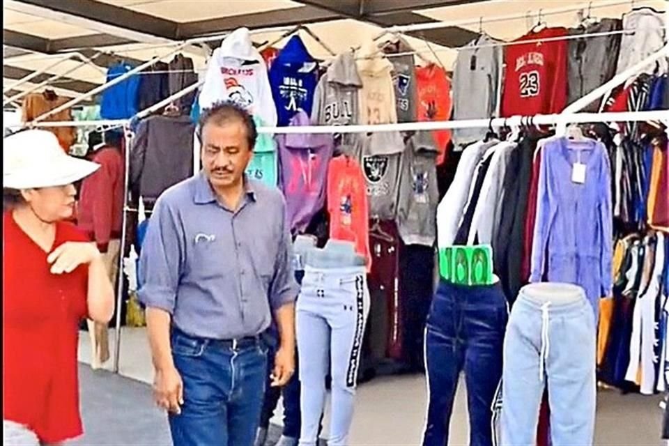 Las prendas fueron exhibidas y puestas a la venta en la denominada Plaza Mexicana del AIFA, localizada afuera de la terminal de pasajeros.