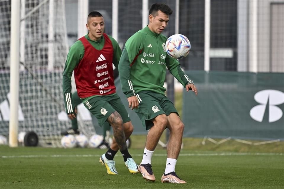 Hirving Lozano y Roberto Alvarado en el entrenamiento para ultimar detalles de cara al amistoso con Suecia.