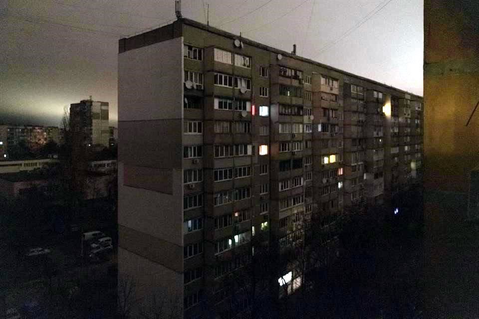 Algunas ventanas de un edificio de departamentos en Kiev muestran luces durante un apagón general tras los ataques rusos.