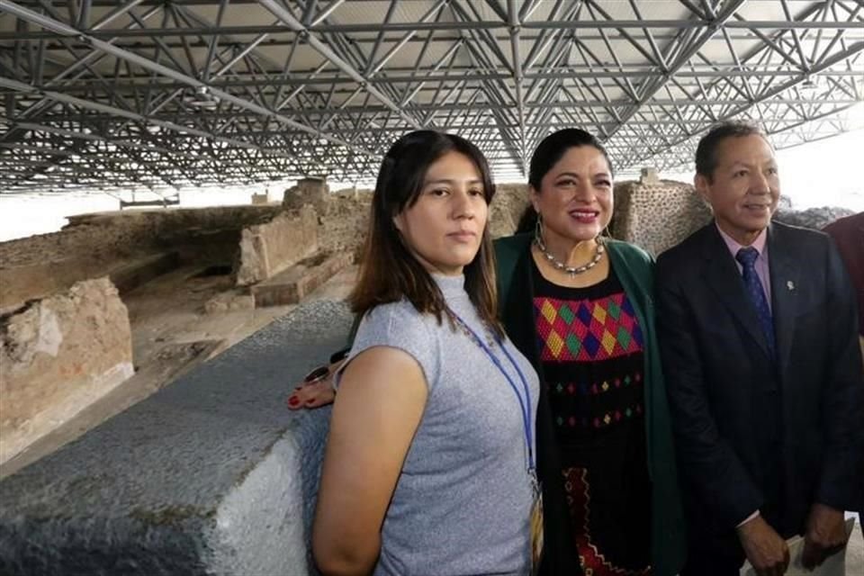 Patricia Ledesma, directora del Museo del Templo Mayor; Alejandra Frausto, Secretaria de Cultura, y José Luis Perea, secretario técnico del INAH, durante el recorrido por la zona arqueológica.