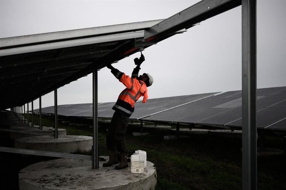 La iniciativa, similar a que se había presentado en Diputados y Senadores por otros partidos, plantea modificar el artículo 17 de la Ley de la Industria Eléctrica.