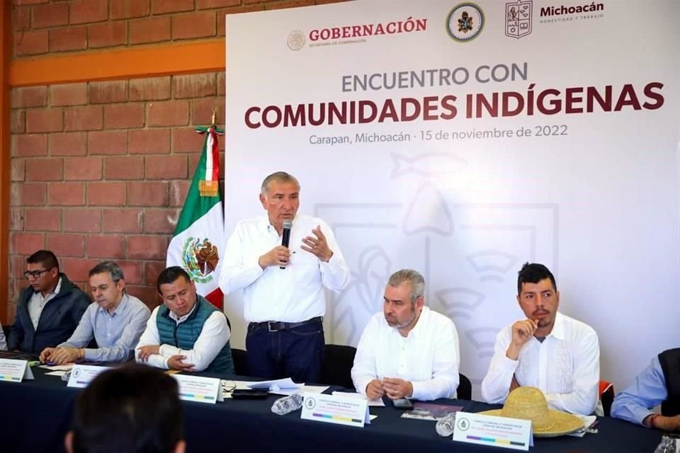 El Secretario López en Carapan, Michoacán.