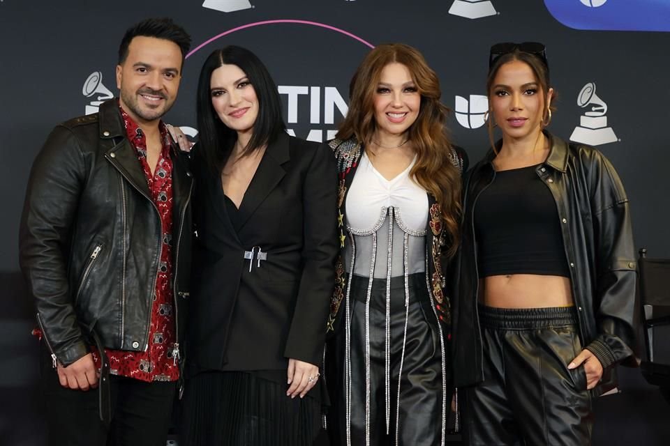 Los conductores de los Latin Grammy, Thalía, Anitta, Laura Pausini y Luis Fonsi, tienen química entre ellos y más frente a las cámaras.