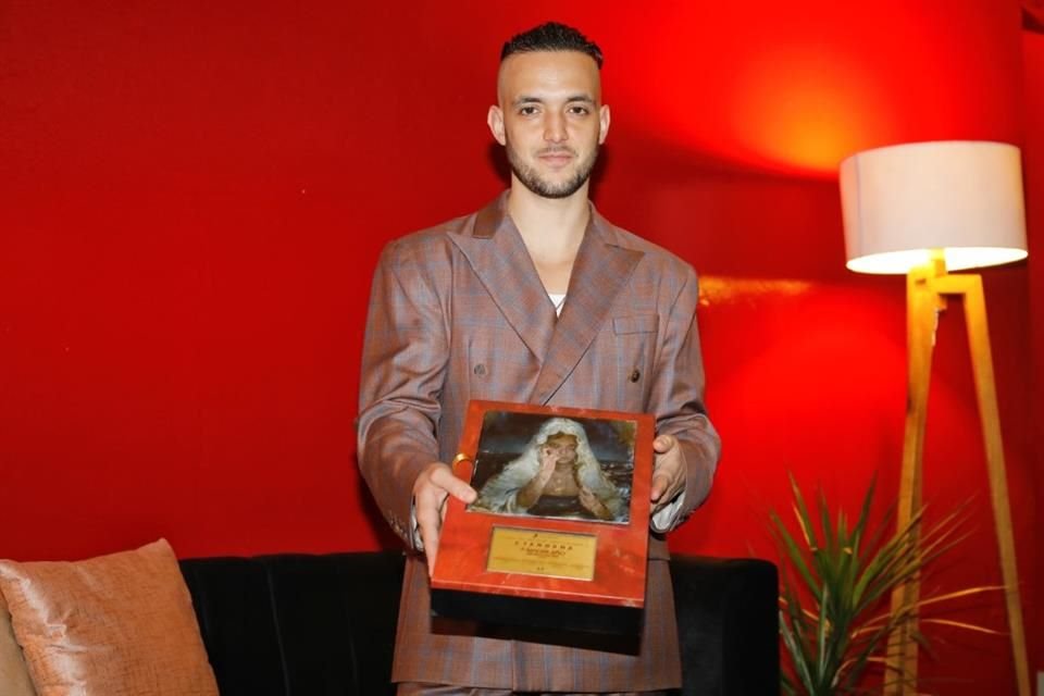 C. Tangana fue reconocido por su disquera por las ventas de su música.