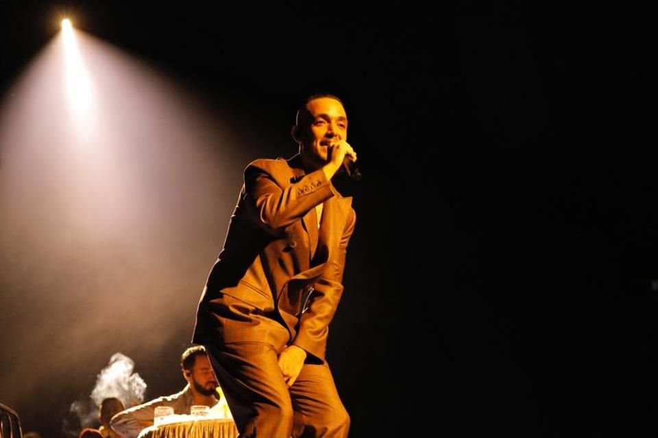 El madrileño C. Tangana ofreció un show en el Palacio de los Deportes que retomó elementos de las cintas 'La Gran Belleza' y 'Casino'.