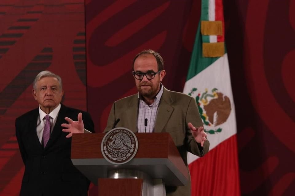 Ruy López Ridaura, director general del Centro Nacional de Programas Preventivos y Control de Enfermedades (derecha).