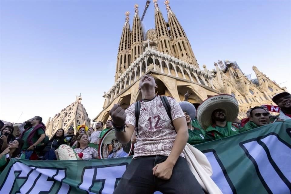 Los hinchas mexicanos quisieron llevarse un recuerdo inolvidable y posaron al pie de la famosa basílica.