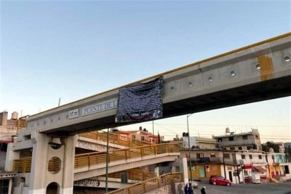 En puentes, parques y vialidades fueron colgadas decenas de narcomantas en Guanajuato.