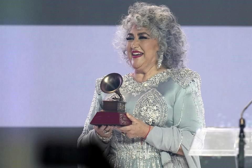 La cantante Amanda Miguel recibió el Premio a la Trayectoria en el Latin Grammy por sus cuatro décadas de carrera artística.