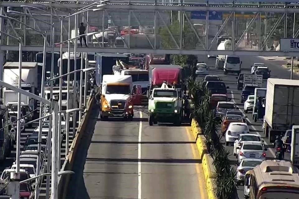 La circulación en López Mateos colapsó ayer tras el choque de un tráiler.