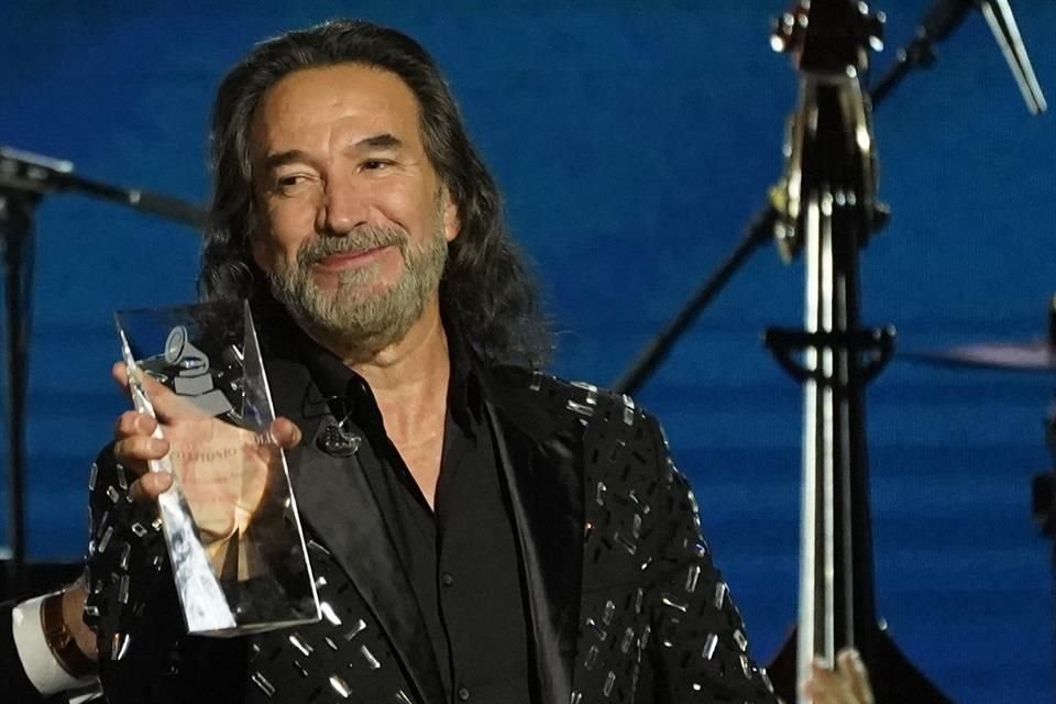 Marco Antonio Solís fue honrado anoche en los Latin Grammy como Persona del Año; varios artistas cantaron sus éxitos a modo de homenaje.