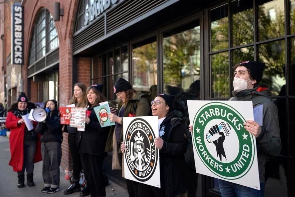 Las huelgas coinciden con el Día del Vaso Rojo anual de Starbucks, cuando la compañía entrega vasos reutilizables gratis a los clientes que piden una bebida navideña.