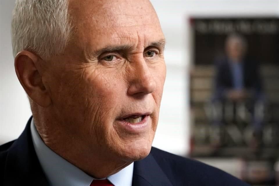 El ex Vicepresidente Mike Pence responde en una entrevista con Associated Press.