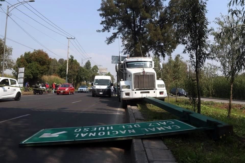 El tráiler terminó encima de un camellón y a su paso derribó un letrero vial, mientras que el chofer descendió y huyó a pie.