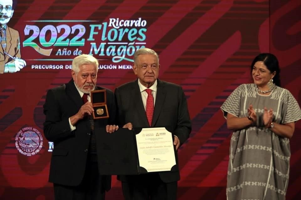 Adolfo Castañón galardonado en el campo de Lingüística y Literatura en 2020.