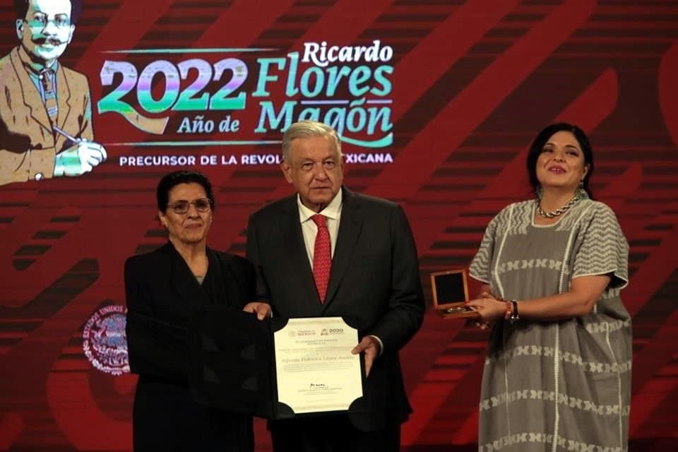 Martha Rosario Luján, viuda de Alfredo López Austin, recibió el reconocimiento a nombre del historiador fallecido  en octubre de 2021 y quien fue distinguido en 2020 en el área de Ciencias Sociales.