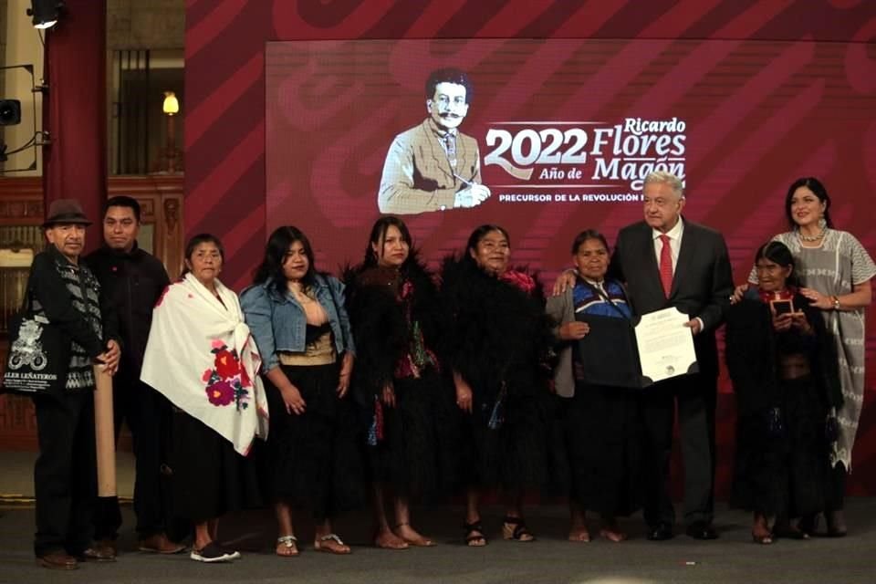 El Taller Leñateros, integrado en su mayoría por mujeres artesanas de Chiapas, recibió el galardón en el área de Artes Populares 2021.