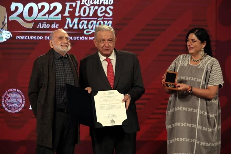 El poeta Óscar Oliva fue galardonado en el campo de Lingüística y Literatura 2021.