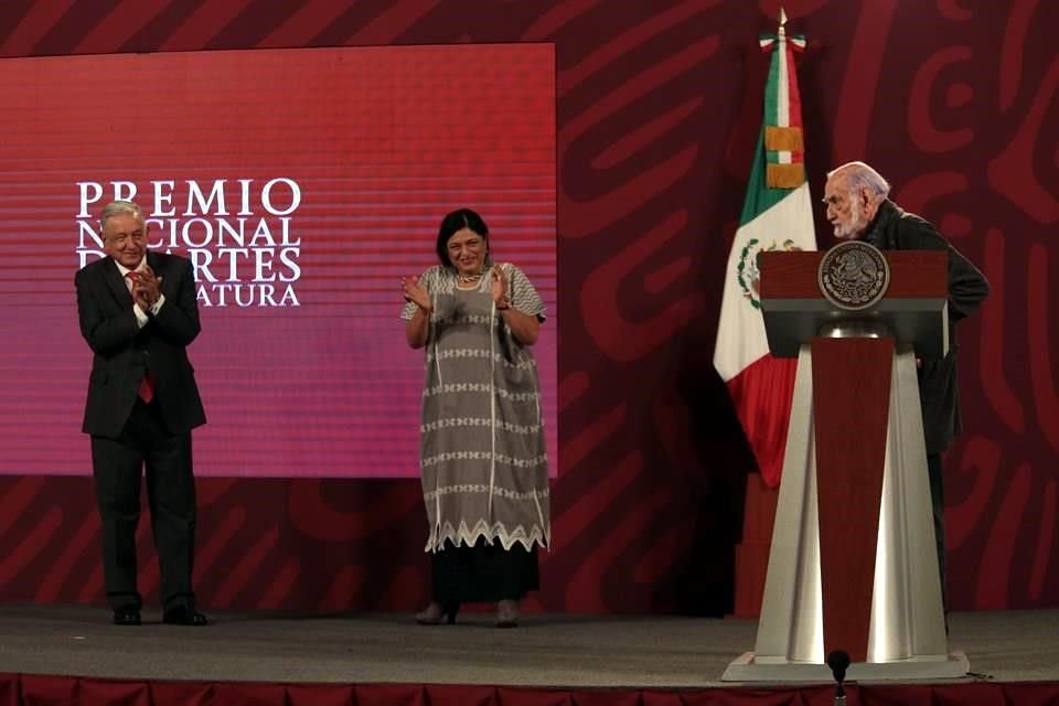 El Presidente Andrés Manuel López Obrador entregó junto con la Secretaria de Cultura Alejandra Frausto los Premios Nacionales de Artes y Literatura correspondientes a 2020 y 2021.