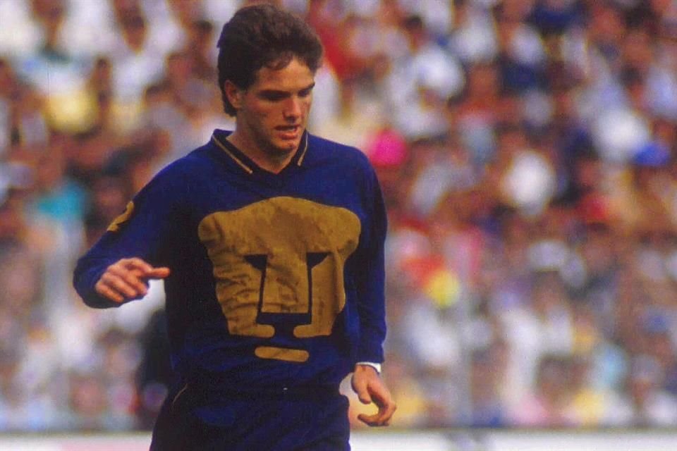 Luis García durante su época con los Pumas.