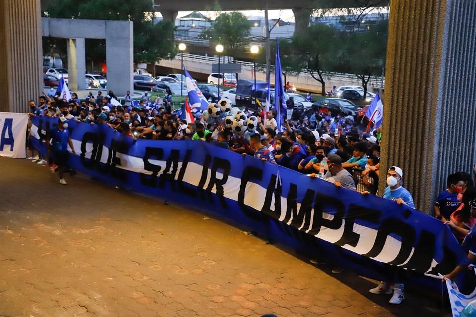 La congregación en el hotel.