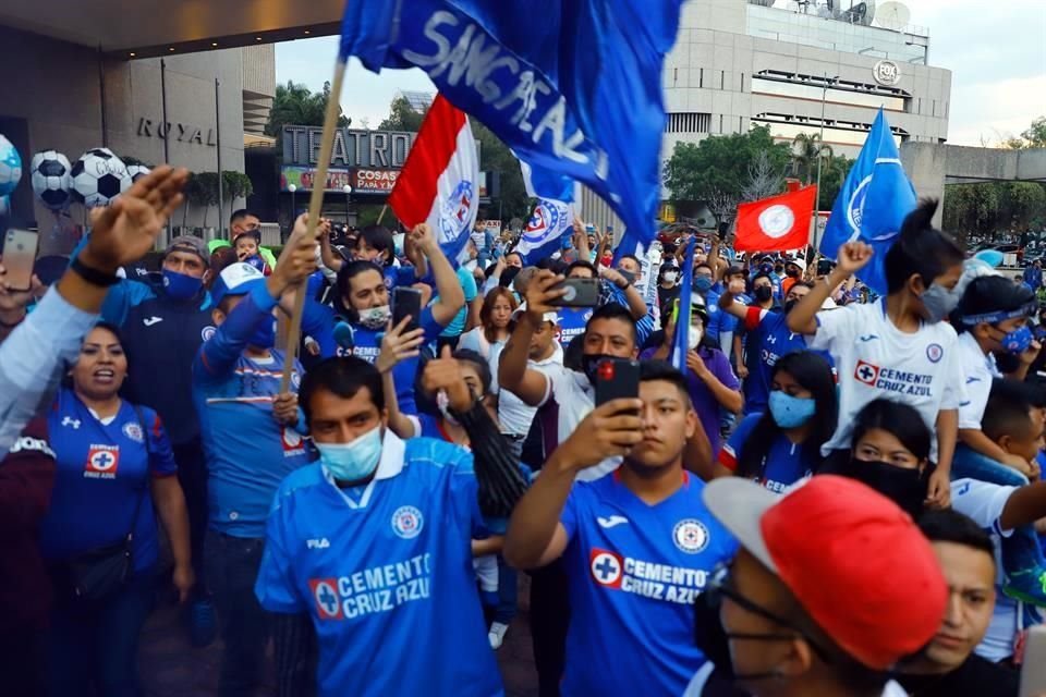 Los aficionados cantaron, gritaron y  apoyaron durante dos horas.