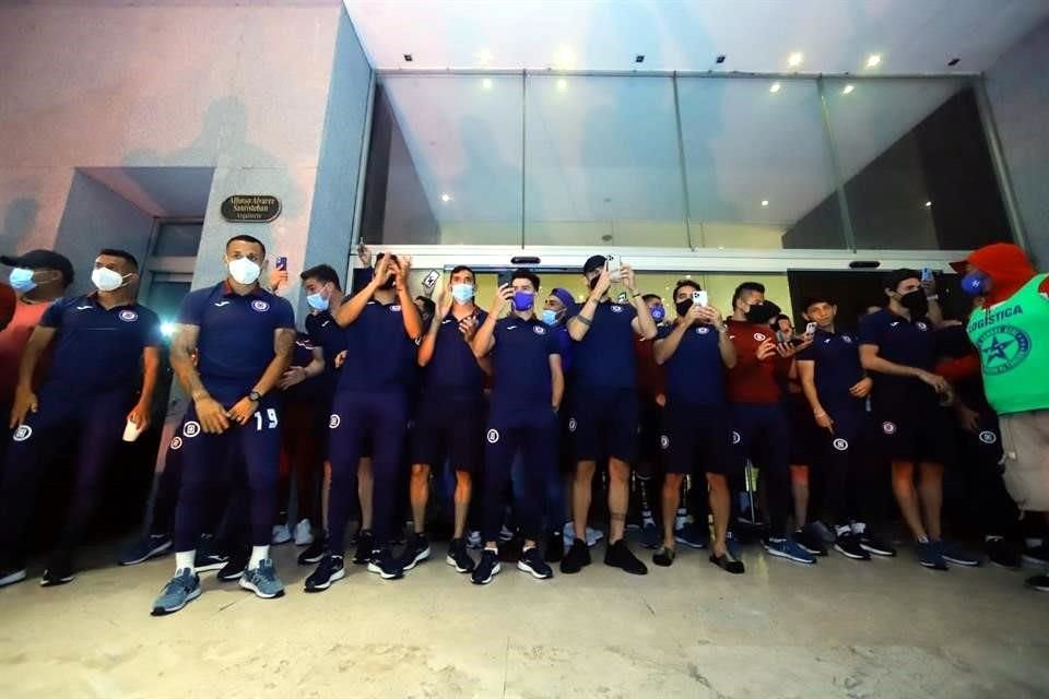 Los jugadores salieron a agradecer el gesto.