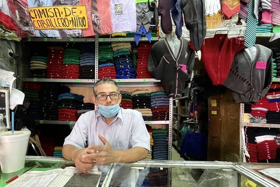 Martín Ocampo, dueño de un local de uniformes escolares en la calle Emiliano Zapata, en el Centro Histórico.