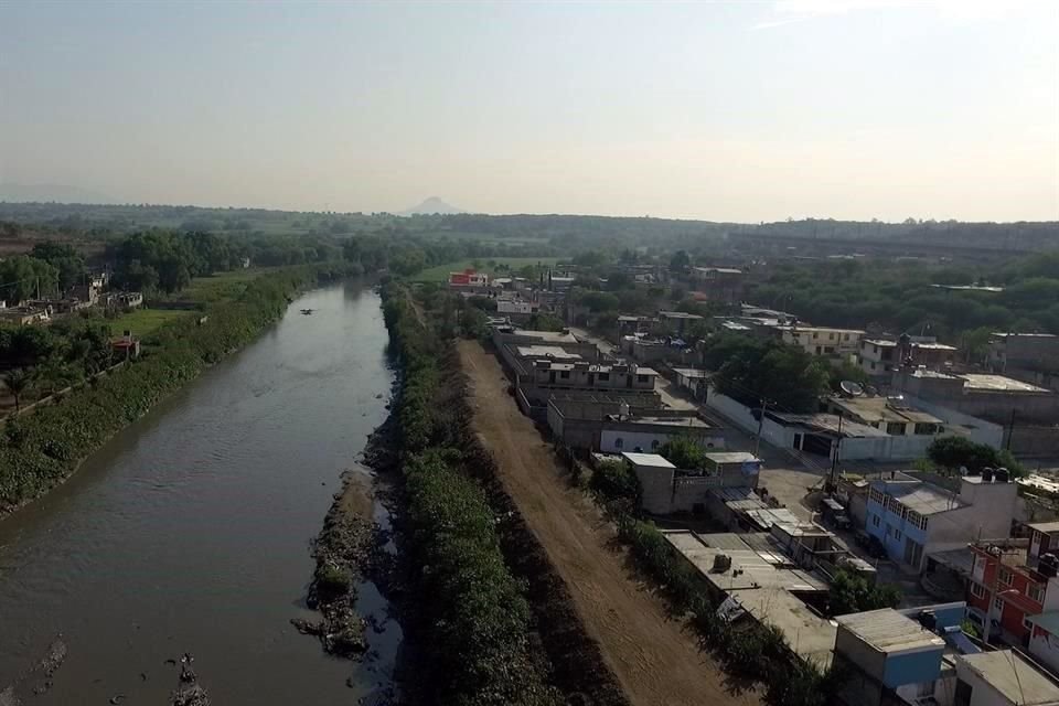 Junto a las viviendas del Valle del Mezquital, uno de los canales que descarga las aguas negras.