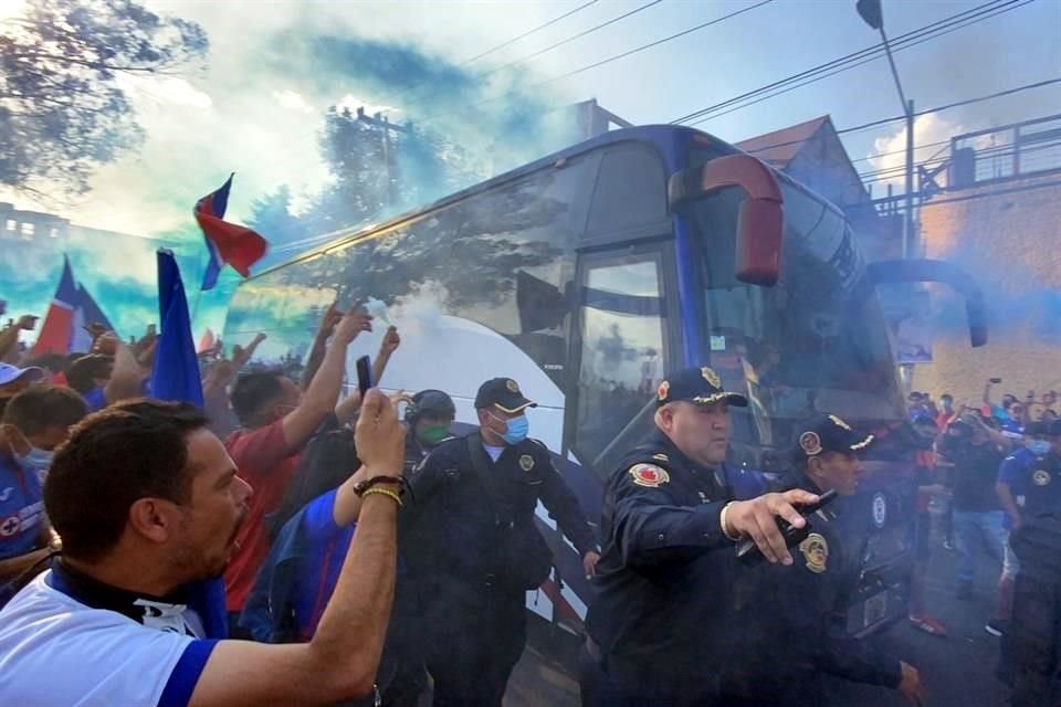 Los aficionados de Cruz Azul e incluso la policía capitalina no respetaron los protocolos de salud.