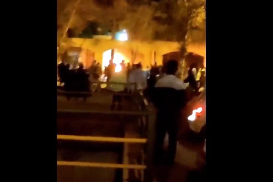 Videos en redes sociales señalan que manifestantes prendieron fuego en la casa del difunto Ayatolá Ruhollah Jomeini, quien fundó la república islámica.