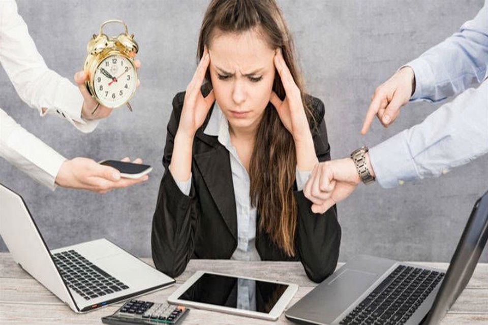 A nivel mundial, se estima que 16% de las empresas ahora son completamente remotas y los gerentes no pueden recordar las zonas horarias de todos los empleados cuando administran un equipo grande.