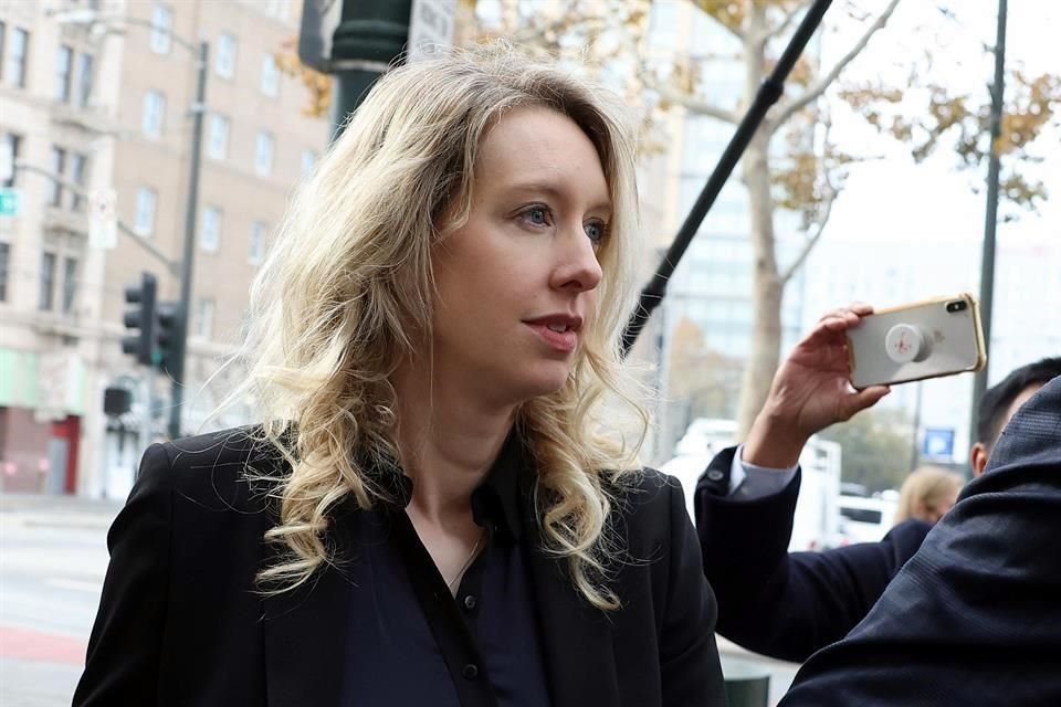 Elizabeth Holmes, ex CEO de Theranos, arriba a la corte para recibir su sentencia.