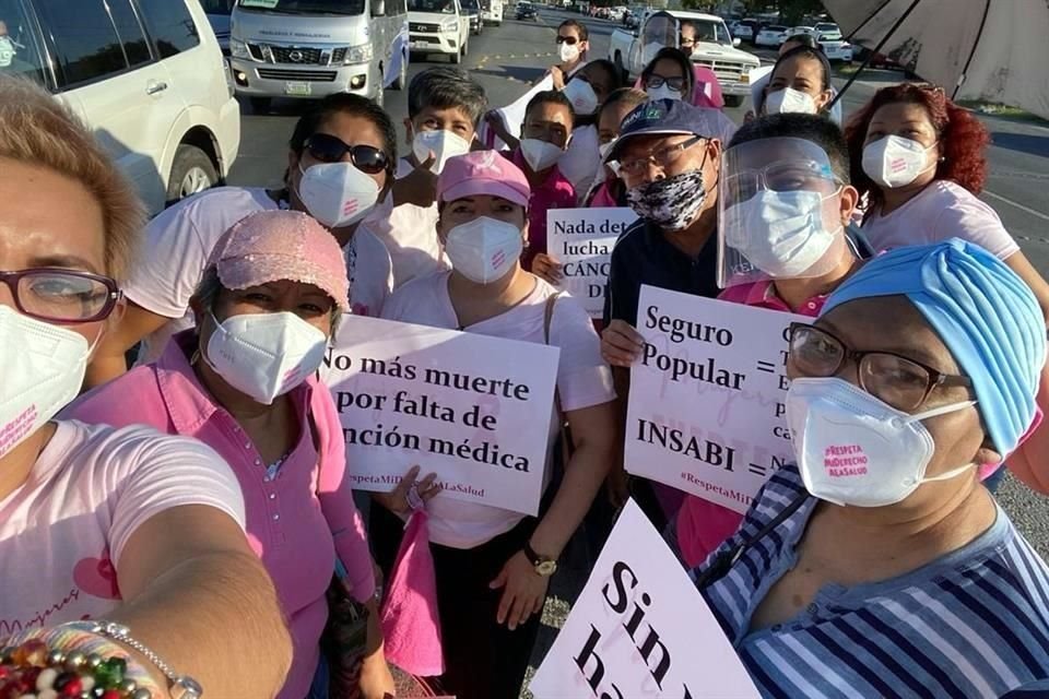 Las protestas por el desabasto de medicamentos ha sido constante en el País. En la imagen, mujeres con cáncer exigen sus tratamientos durante un plantón en Monterrey.