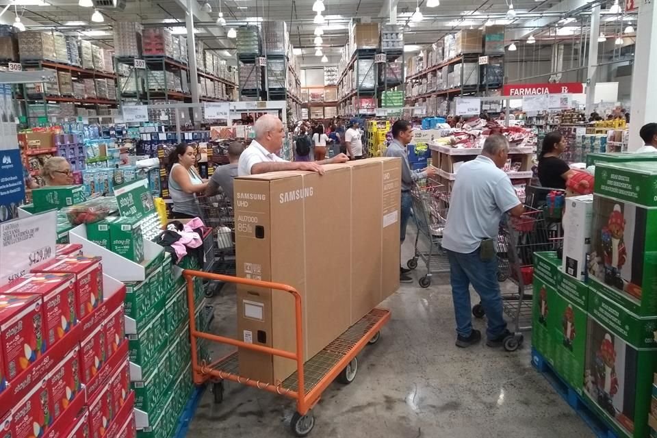 Tienda y centros comerciales lucieron llenos en el inicio del Buen Fin.