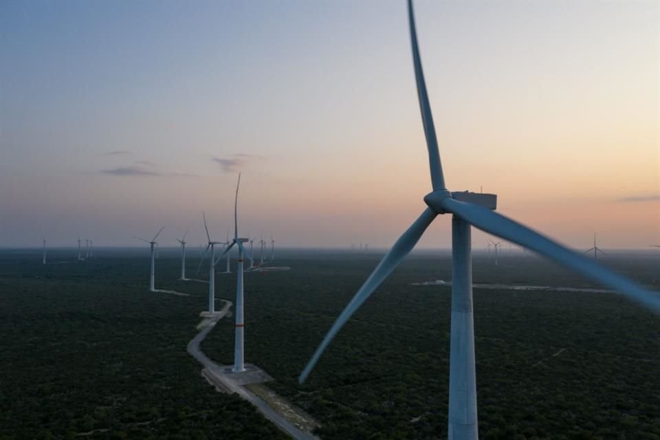 El parque eólico Dolores esta ubicado en China, Nuevo León, y esta compuesto por 83 aerogeneradores con una capacidad de generación de 269 megawatts. Implicó una inversión de 290 millones de dólares