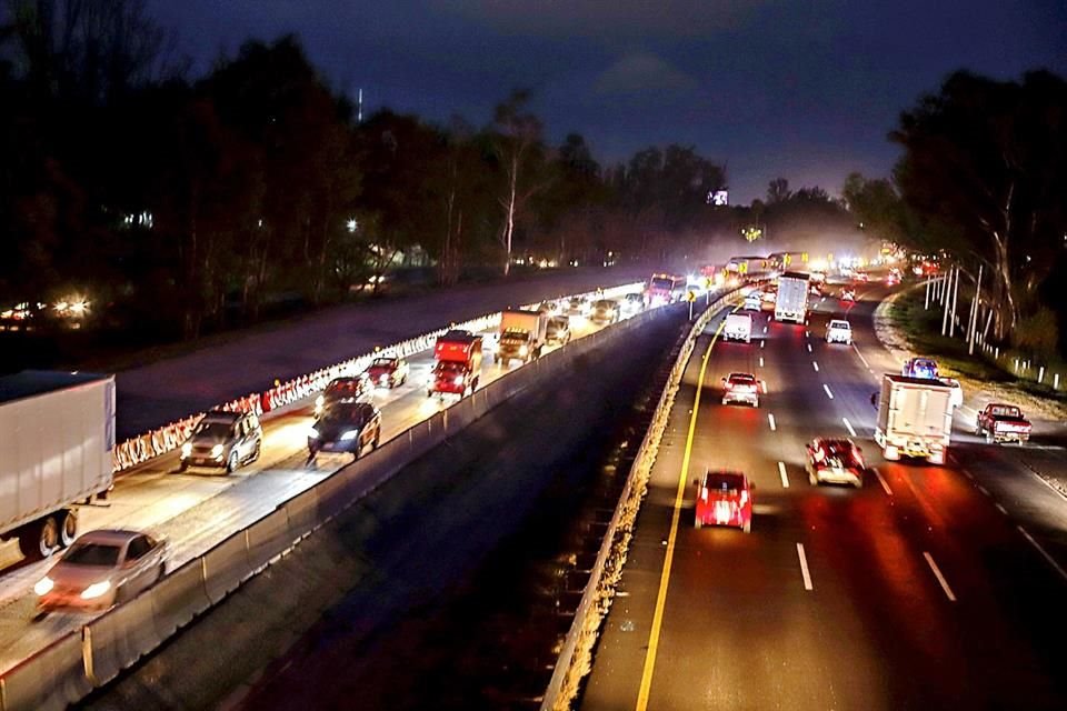 Las obras en el tramo San Juan del Río de la Autopista México-Querétaro ocasionaron anoche un intenso tráfico vehicular.