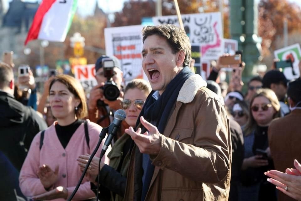 El Primer Ministro de Canadá, Justin Trudeau, habla en apoyo de la libertad de las mujeres en Irán en una protesta en Ottawa el 29 de octubre de 2022.