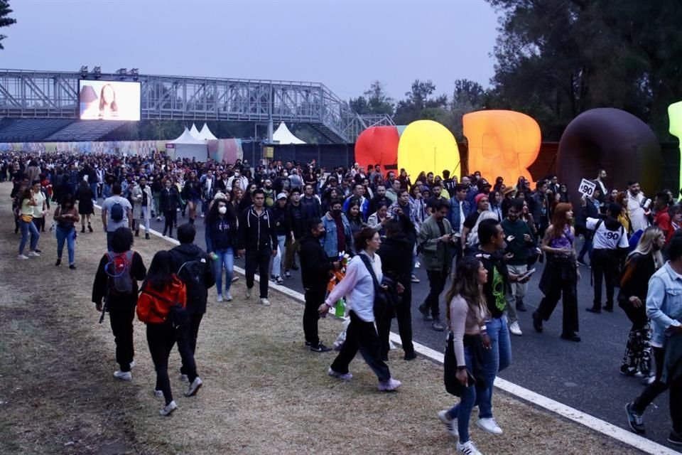 Llegan los asistentes al segundo día del festival Corona Capital 2022.