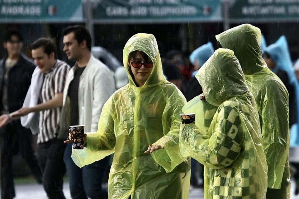 Les llueve a los asistentes del festival.