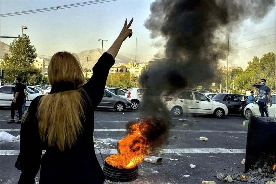 Iraníes protestan por la muerte de Mahsa Amini, una mujer de 22 años, luego de que fuera detenida por la Policía de la moral.